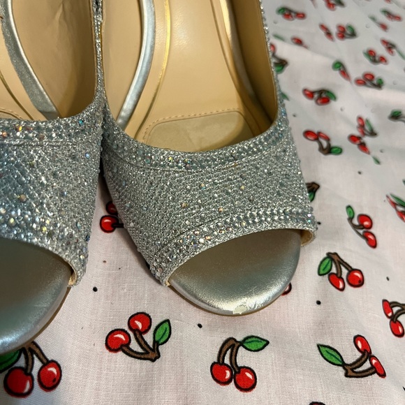 Alexa Marie rhinestone pumps. Size 8 medium. 3 inch heels. - Picture 4 of 5